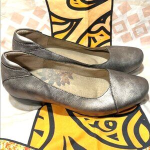 Taos Debut Footwear Metallic Gray Flats - Size 8